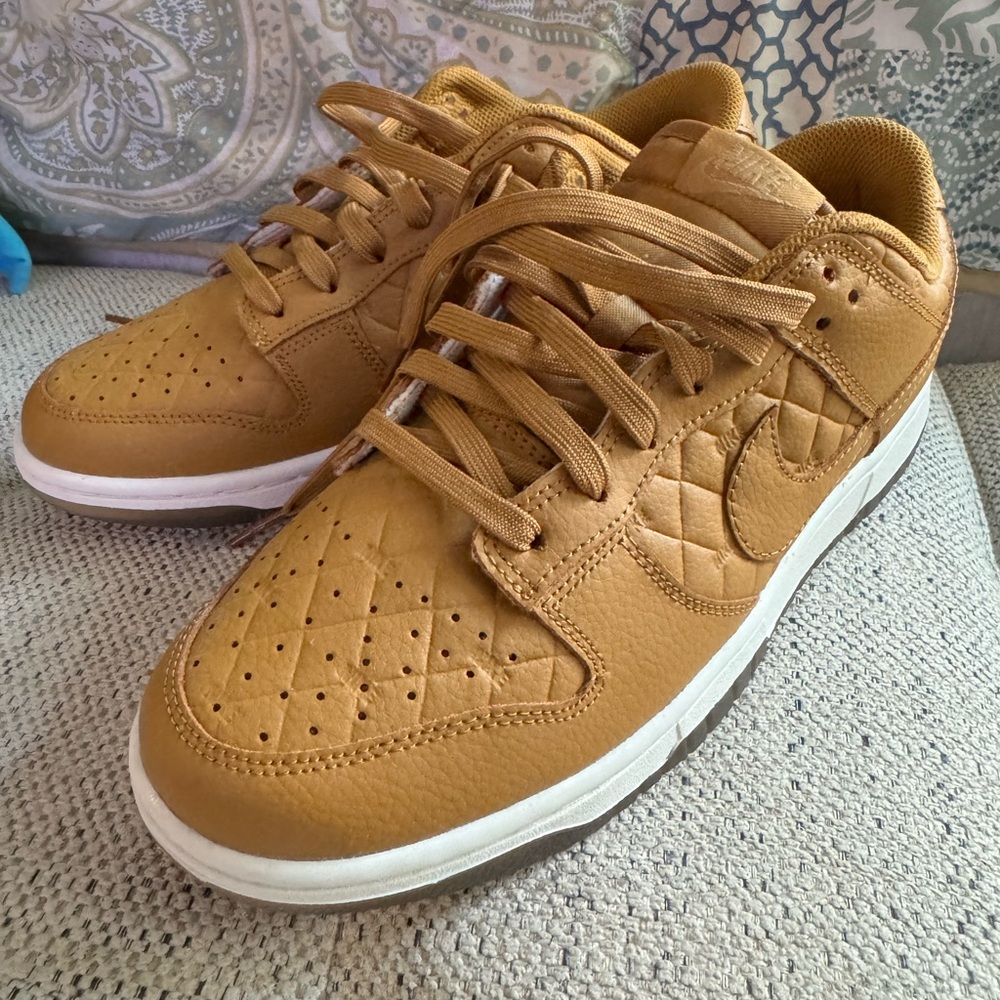 Women Nike Dunk Lows (Quilted Wheat) Size 10